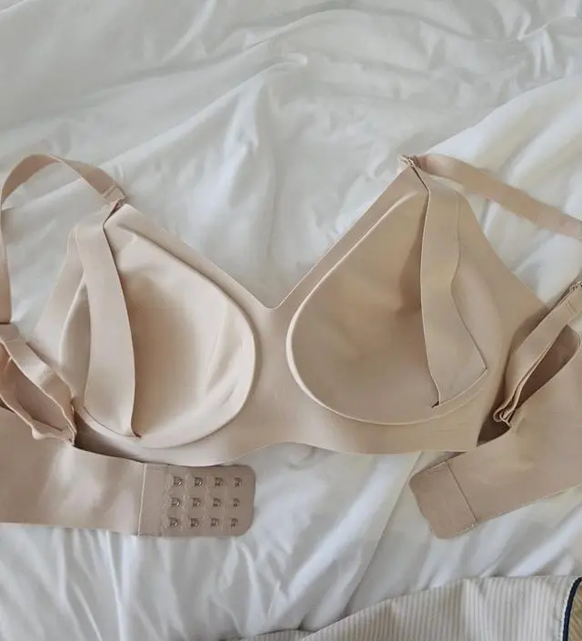 아직 수유는 안해봤지만 똑딱이로 열수있어서 좋네요~ 
