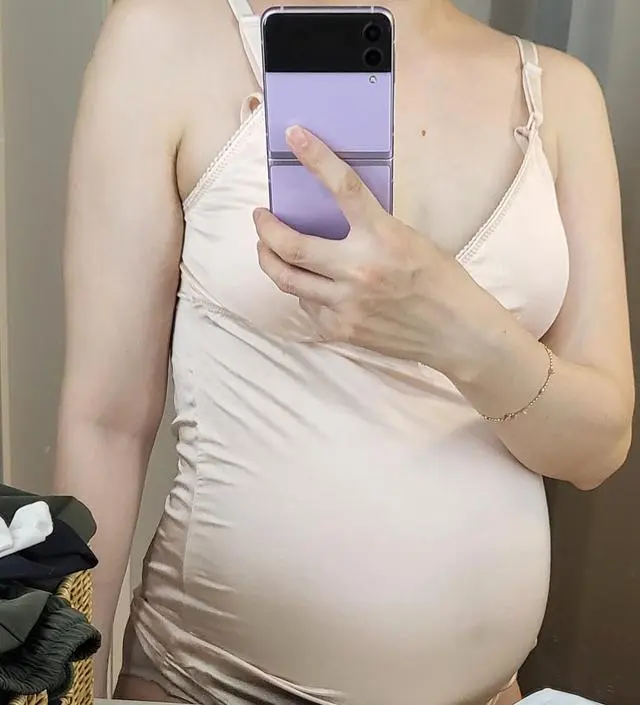 일부러 사이즈 큰거 사서입었는데 조금 크긴해도 딱맞고 좋아여ㅎㅎ 