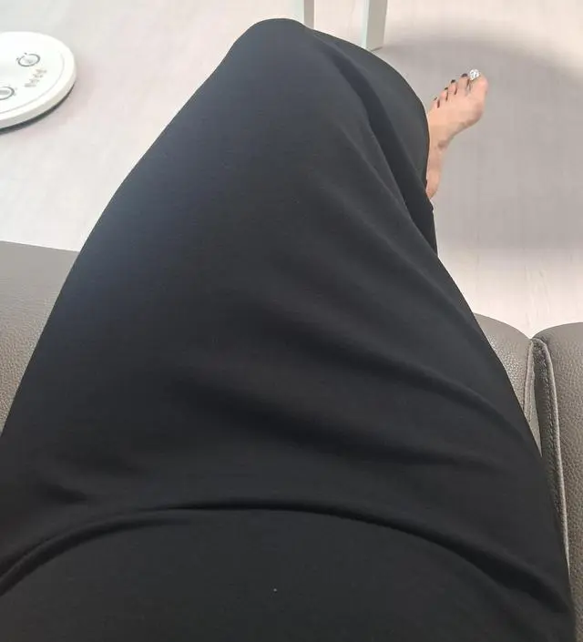 손으로 당겼을때 엄청나게 부드럽게 잘 늘어나는 편안한 재질입니다. 찰랑찰랑하고 두께