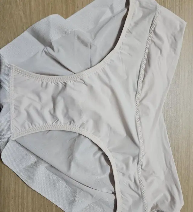 아쿠아x 원단은 처음 사봤어요! 원단 촉감이 부드럽고 야들야들하니 착용감이 좋아요 
