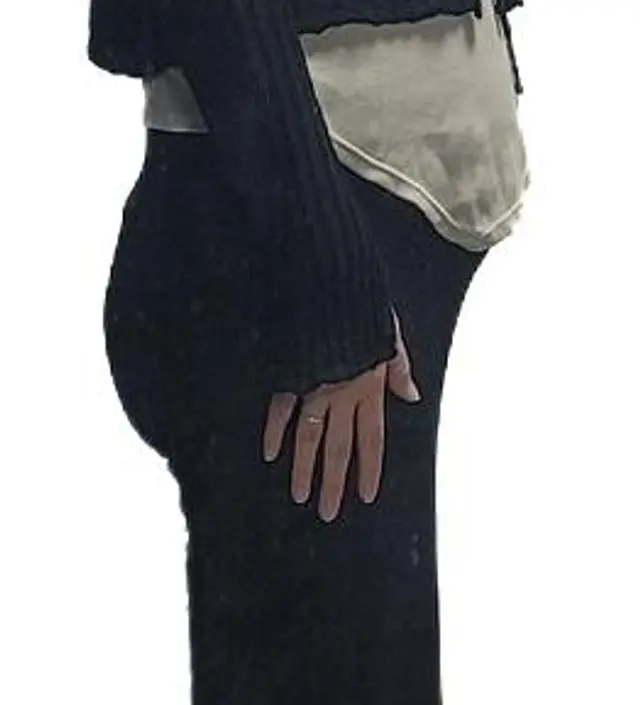 진짜 얇고 편해요. 완전 후들후들한 소재인데 싸구려 광택도 없는 단정한 질감입니다. 