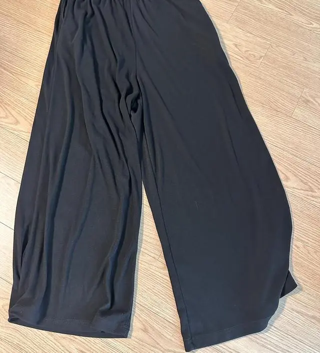 운동할 때나 집근처 산책갈때 편하게 입을 수 있을것같아요! 신축성이 넘 좋아서 편해요