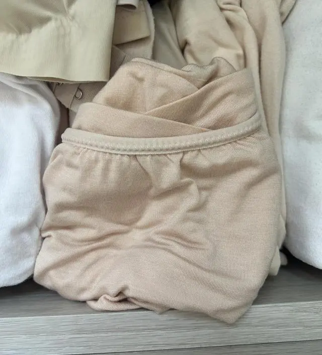 편안하고 부드러운 소재에요~ 근데 전 엉덩이 부분 끝 밴딩이 살짝 두꺼워서 다소 답답