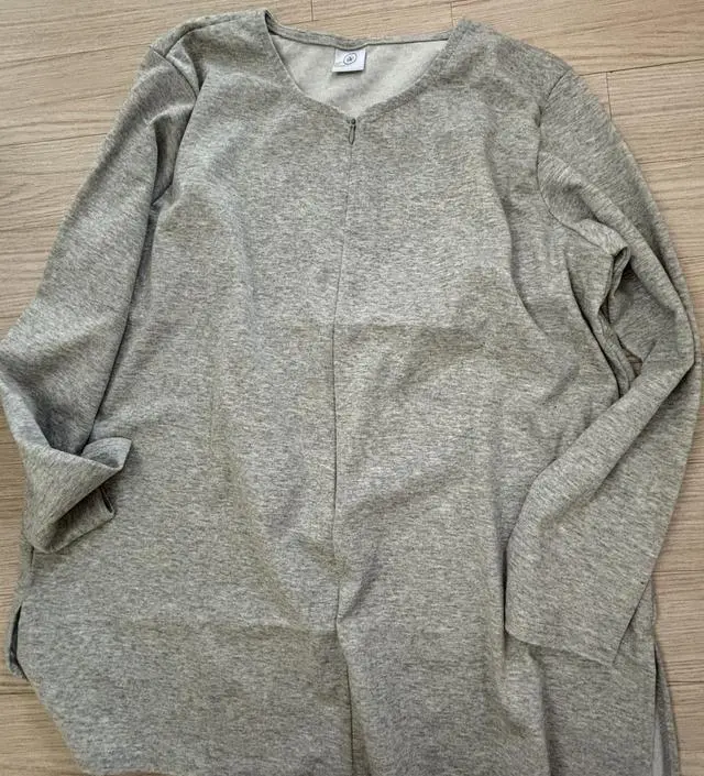 지퍼라서 넘 편하고 외츨할때도 좋아요 건조기 돌려도 변형 없구요 다른 색상도 살거에