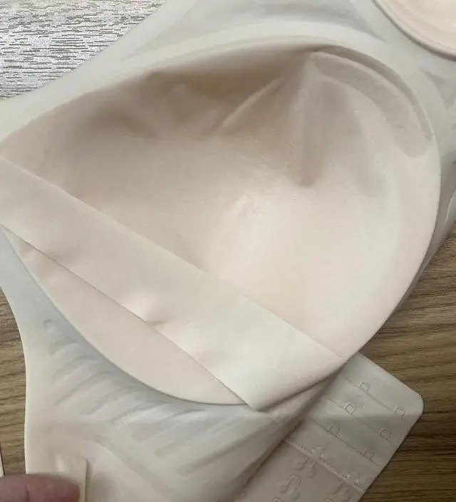 75d e컵이고 몸통 조이는 거 엄청 싫어하는데 그냥 입어도 잘 맞고, 연장 후크 최대로 