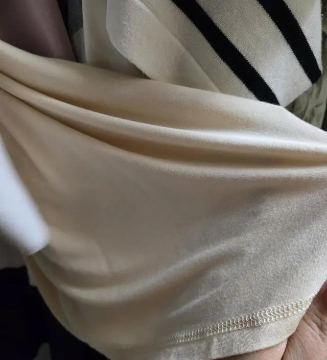 요즘 날씨가 너무 더워서 잘때 입으려고삿어요.
