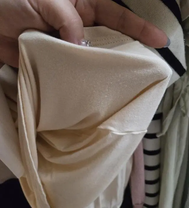 요즘 날씨가 너무 더워서 잘때 입으려고삿어요.
