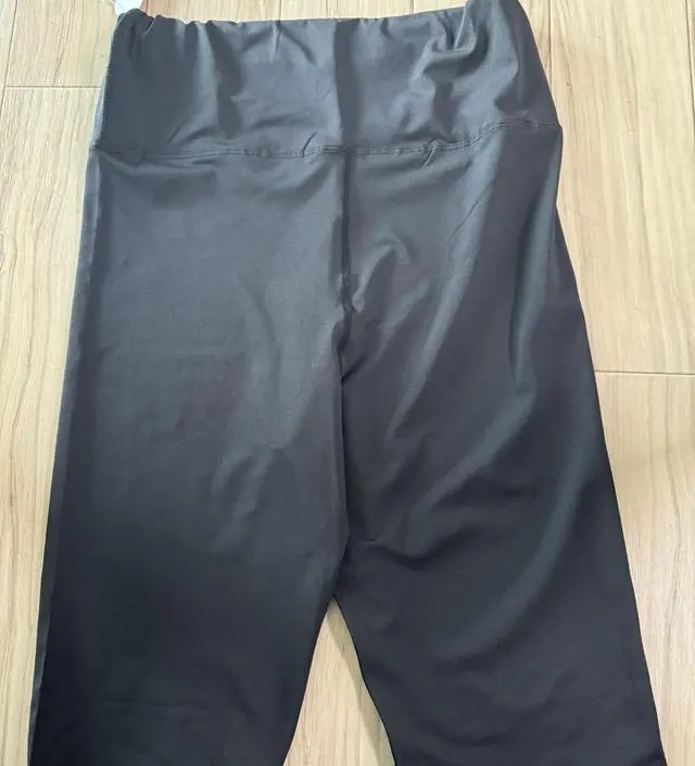 사이즈는 일부러 나중을 위해 크게 구매했는데 허리는 아무래도 좀 타이트한면이 있고 