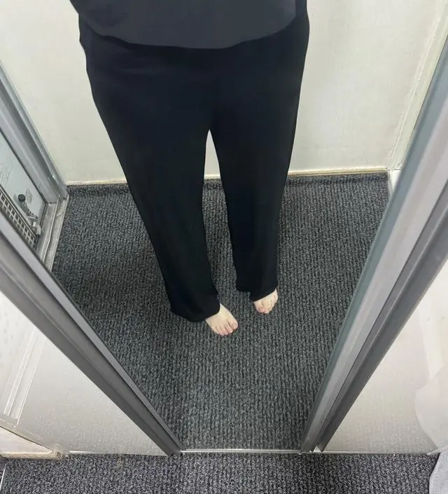 얇은 보들보들한 원단이에용 !! 블랙이랑 하늘색이랑 두장 사길 질했네요 ㅎㅎ