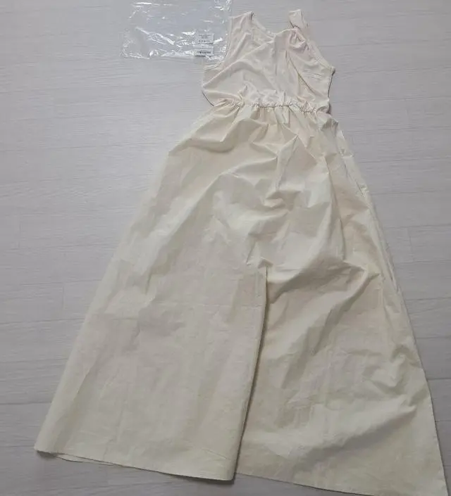 가볍고 예쁜 옷입니다. 윗부분은 부드러운 재질, 아래치마는 바스락 재질로 되어있어요