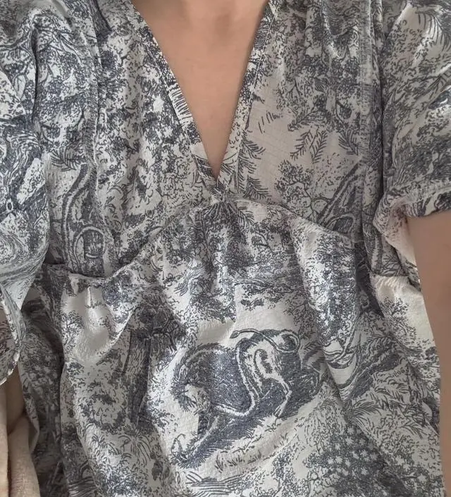 편안하고 여성스럽고 예쁩니다. 지금에서 흰색 스크런치로 단명헤어하고 입으니 더 잘어