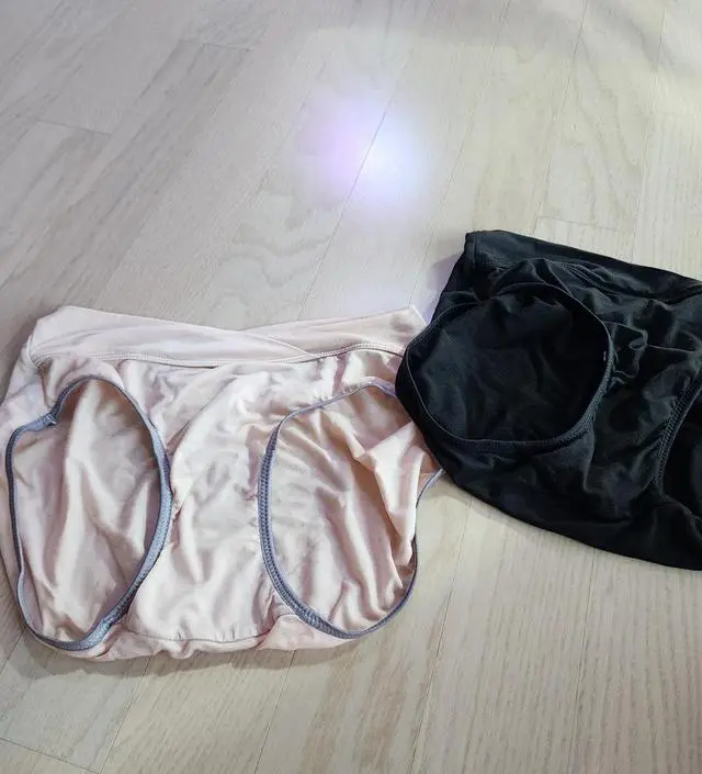 빨아입으려고 미지근한물에 삶았는데~ㅜㅜ 스킨색에 물이들었네요.. 아쉽아쉽