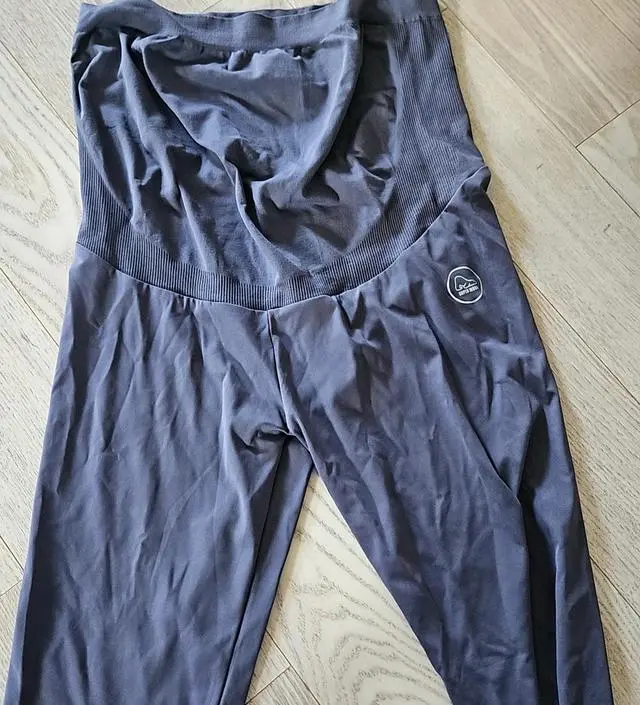 오늘출발이라 배송 빨랐구요, 색상 예쁘고 기장 적당하고 너무 편하고 좋아요