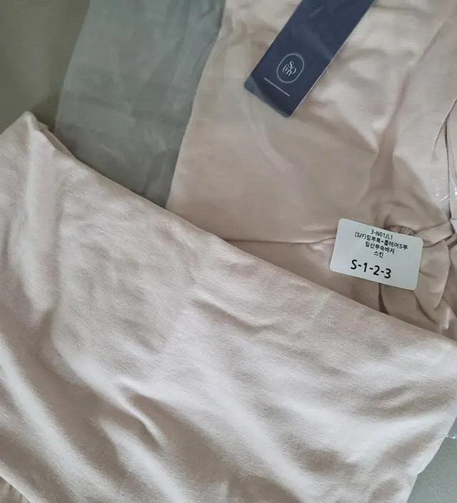 출산후에 조리원에서 입으려고 구매하였어요. 집에서도 홈웨어로
