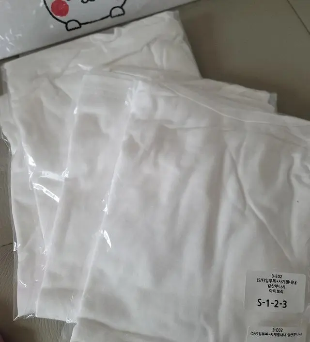 출산후에 입으려고 구매하였어요. 만삭 상태에서도 사이즈가 잘 맞았었어요. 출산후에 