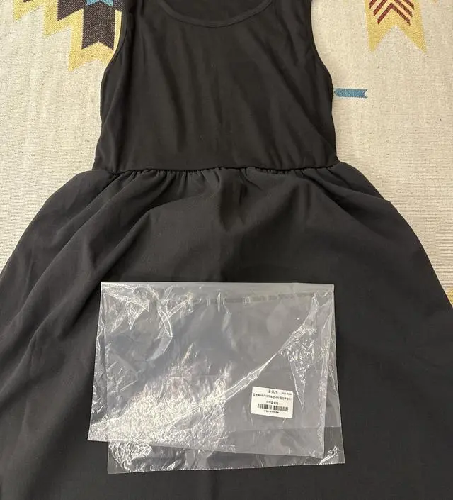 사계절용이지만 여름에 입기에는 두꺼워요. 치마가 옥스포드 재질같은 느낌이에요. 택에