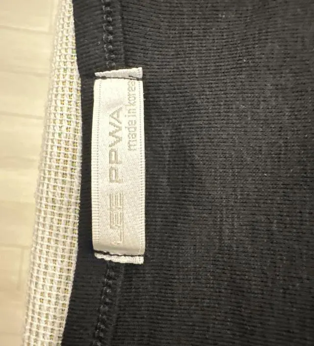 사계절용이지만 여름에 입기에는 두꺼워요. 치마가 옥스포드 재질같은 느낌이에요. 택에