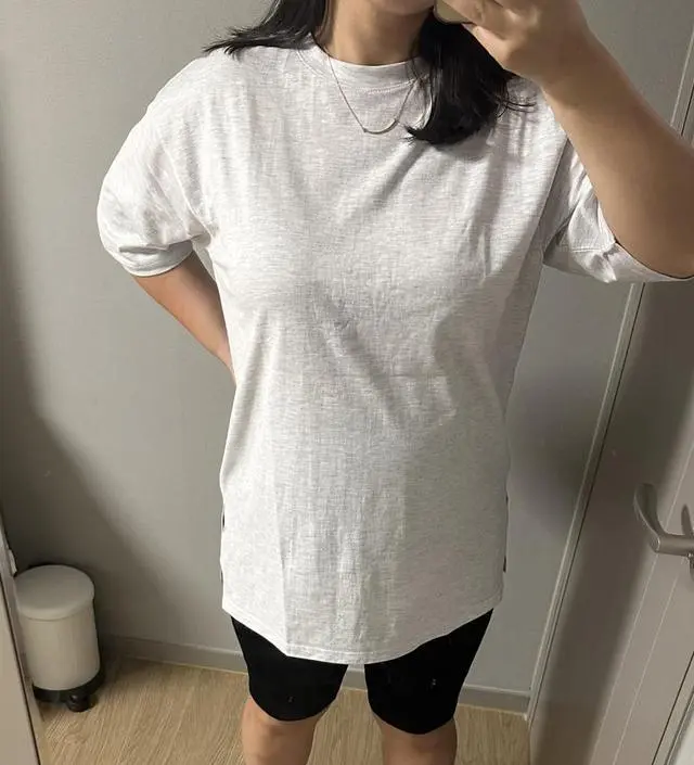 라벤더 사고 싶었는데 품절이라 베이지했는데 이것도 맘에 들어요~~ 트임 있어서 활동 