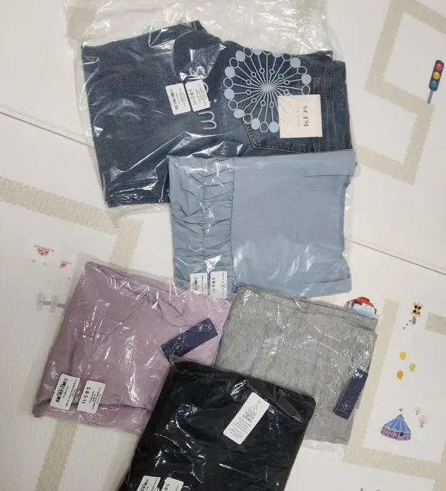 두툼하고 잘 맞아요. 신축성은 없지만 배 부분은 편안하고 외출복으로 좋을 거 같아요.