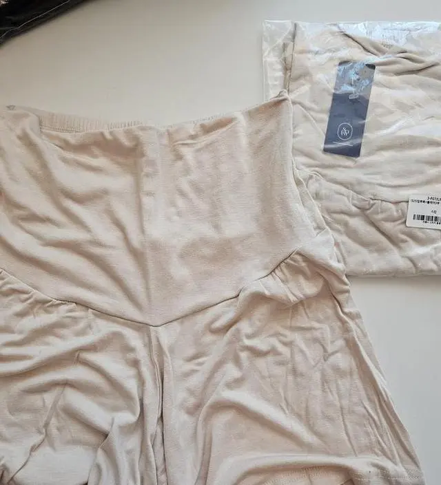 찰랑찰랑 부드러운 소재라 계속 만지작만지작하고 싶을 정도예요~ 치마와 원피스 비침 