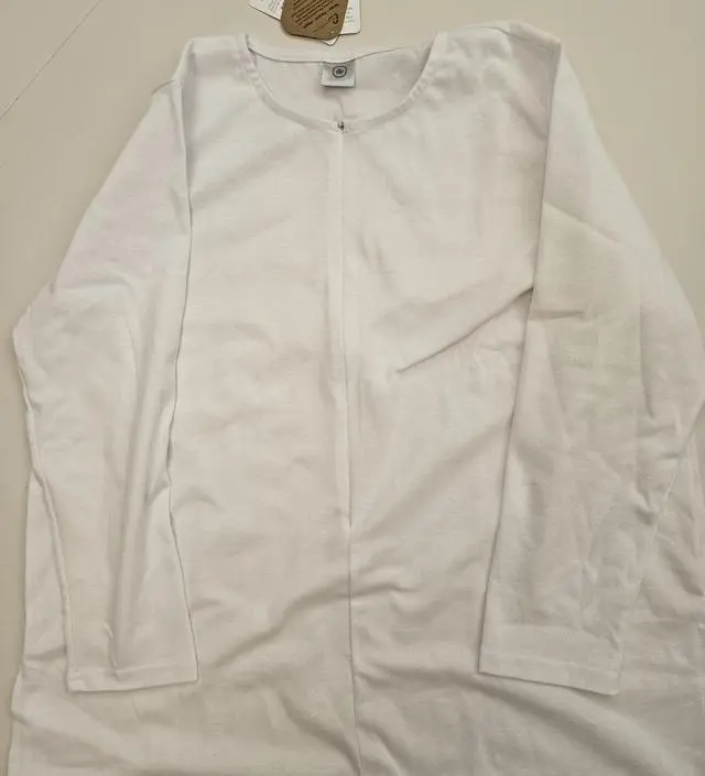 지퍼가 질 좋고, 흰색 샀는데 비침이 심하지는 않습니다.
