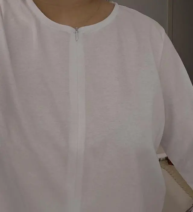 지퍼가 질 좋고, 흰색 샀는데 비침이 심하지는 않습니다.
