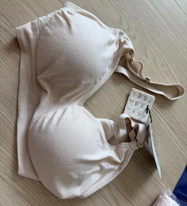 살구색 브라는 반품제품인지 올트임있고 연장후크는 블랙과 다르게 비닐이 없고 라벨에