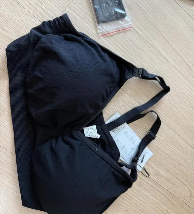 살구색 브라는 반품제품인지 올트임있고 연장후크는 블랙과 다르게 비닐이 없고 라벨에