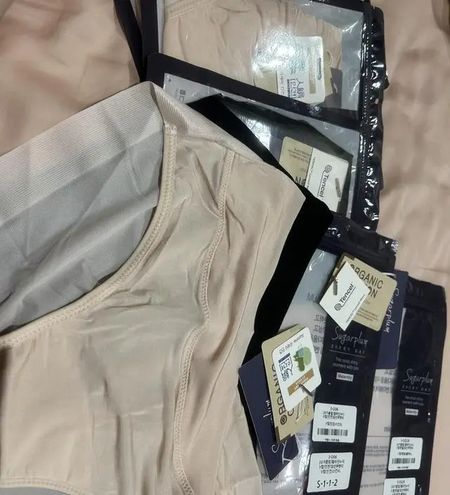 아주 편해요~~ 다른데서 배 덮는 임부팬티 샀다가 너무 불편해서 안 입었는데 이건 소재