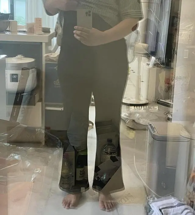 출근용으로 입으려고 구매했어요 부츠컷이라 날씬해보이고 약간 도톰해서 무게감이 느껴