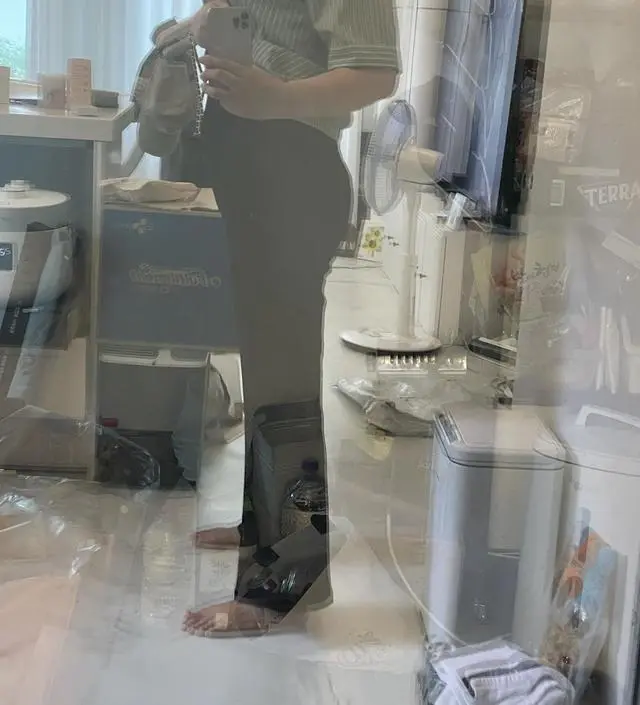 출근용으로 입으려고 구매했어요 부츠컷이라 날씬해보이고 약간 도톰해서 무게감이 느껴