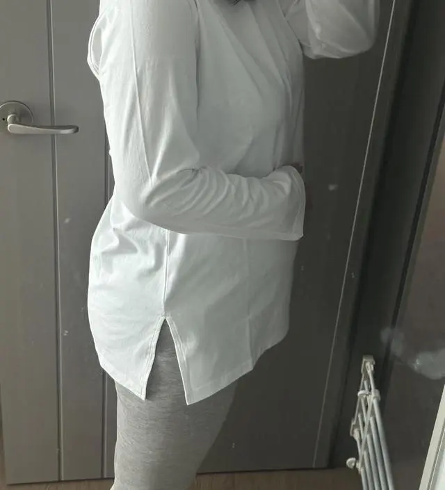 루즈핏 화이트 먼저 구매하고 면도 좋고 탄탄해서 다른색도 추가로 구매하고 싶은데 핏