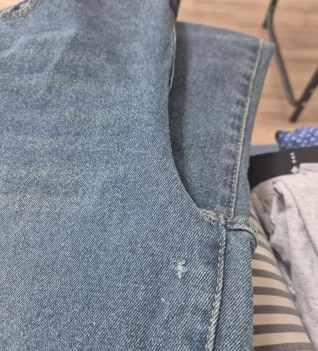 어디 뜯긴적 없고 2번입고 1번 빨았는데 바지에 구멍이 났어요
