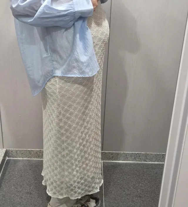 하체비만이라 모델핏은 전혀 아니지만, 치마가 탄탄하니 예쁘고 21주 기준 배도 낑기지