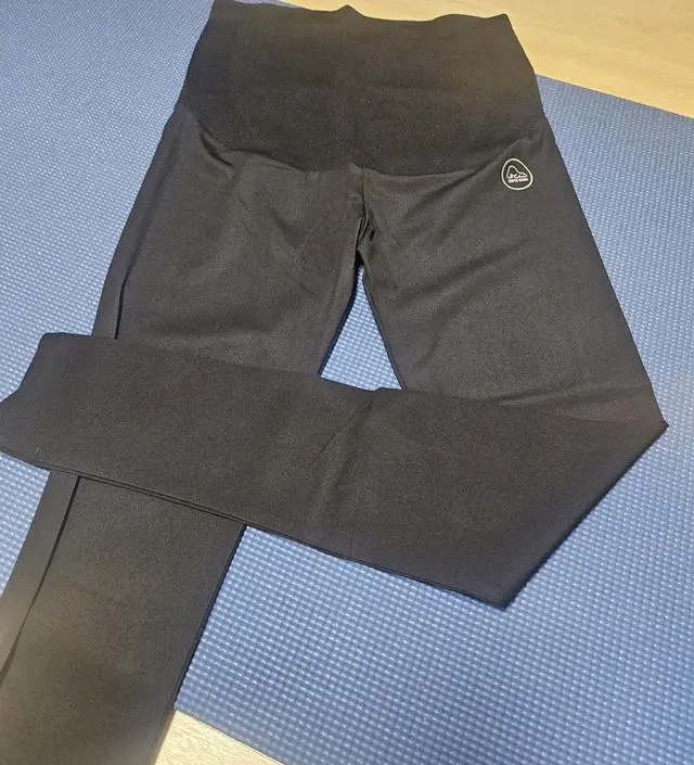 바로 택배와서 좋았어요~운동갈때 입으려고하는데, 재질은 좋은 것 같아요
