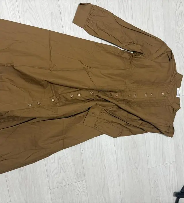 화장하고 입어봐야 알거같아요 마감이 조금 실이 튀어나온거 빼고는 재질은 시원하고 가