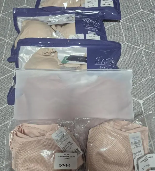 임신하고 15kg 정도 쪄서 지금은 좀 딱 맞는 느낌입니다. 출산하면 살이 빠진다고 하니