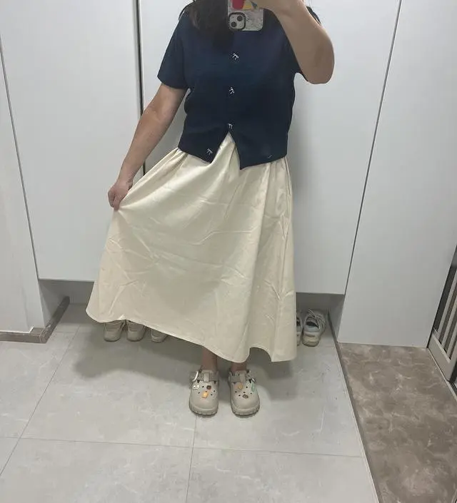 아이보리색은 스커트 밖에 없어서 교복템이라는 원피스로 골라봤는데 위에 가디건 같은