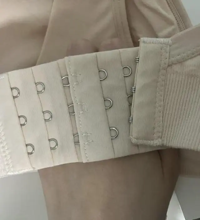 뒤에 후크를 하나 더 줘서 좋은거 같아요 출산 후에 줄여서 사용할 수 있을거 같아요