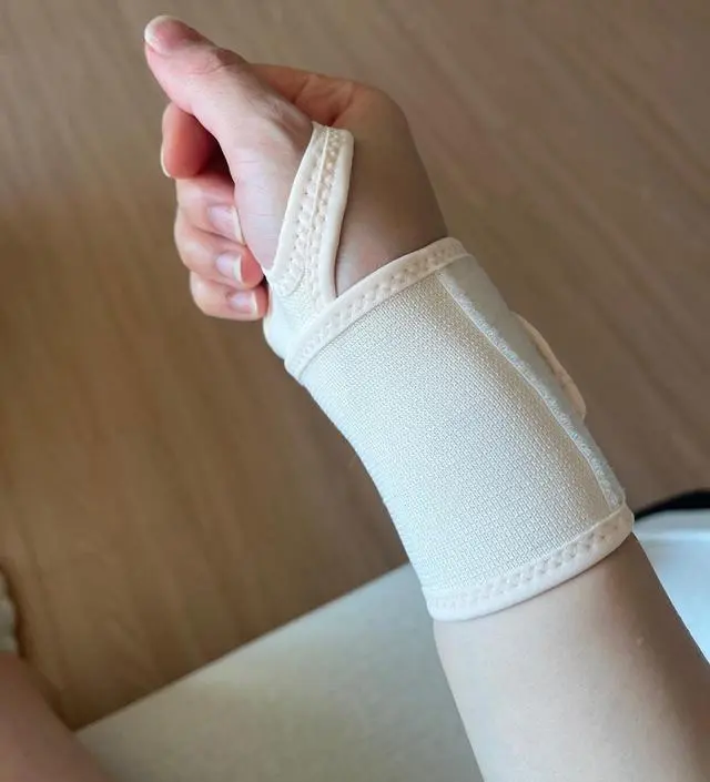 좀만 청소하고 무리하면 밤에 손목이 저리더라구오. 
