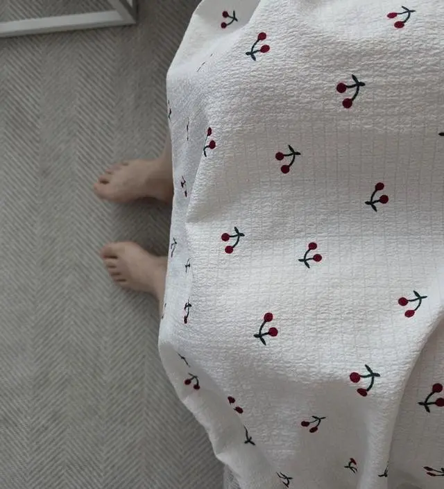 넉넉해서 편하고 가벼워요~ 패턴도 귀엽고 길이도 길어서 좋네요~ 귀엽고 편한 옷이에요