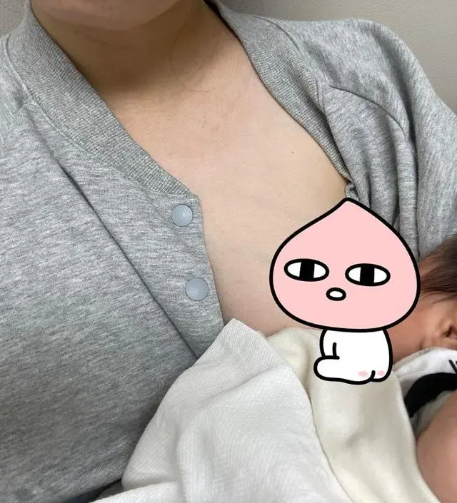 편하게 잘 입고 있어요. 길이도 적당하고. 살짝 두껍긴 한데 에어컨 틀어서 아기 체온 