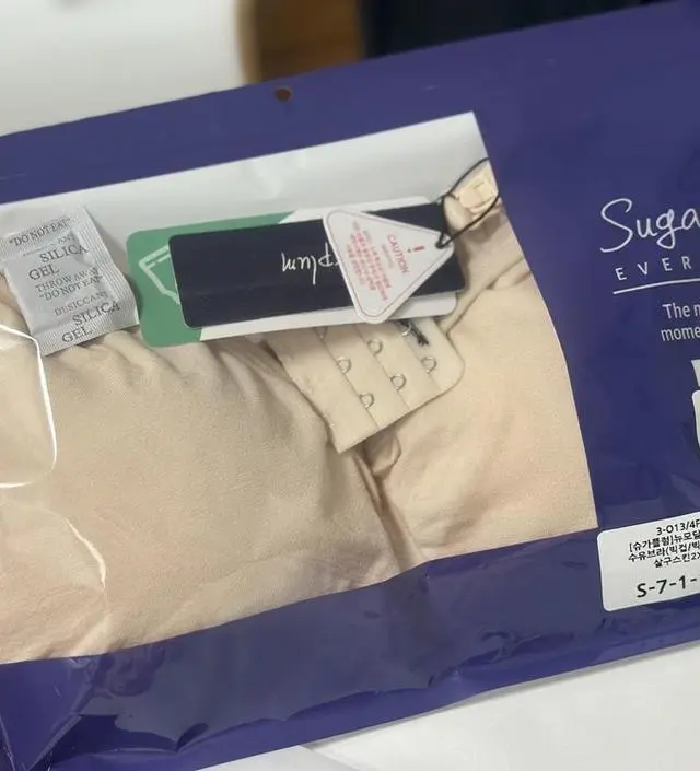 곧 출산을 앞두고 있어서 구매했는데, 가슴을 꽉 잡아주는 느낌은 부족하지만 낙낙하니