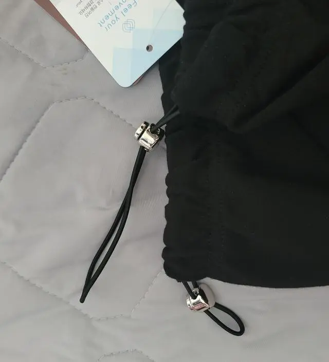 162인데 꽤 길어요. 주머니 없는 게 아쉽지만 줄조절을 할 수 있어서 엄청 편하네요. 두