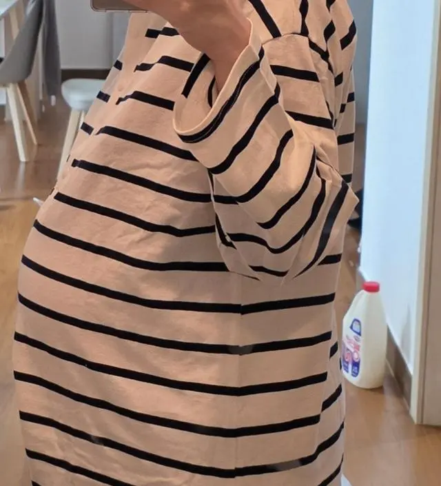 넉넉하고 편안합니다. 단추도 후드득 힘줘서 풀 수 있더라구요. 출산 2주 남았고 모유수