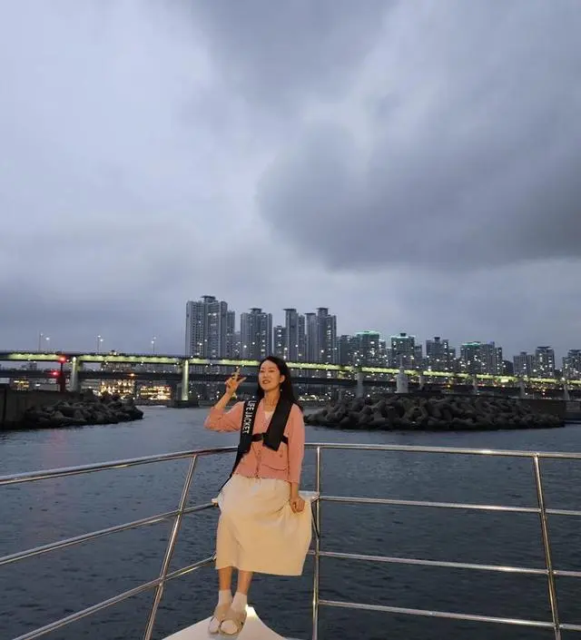 허리 고무줄이 가슴 바로 밑에 위치해서
