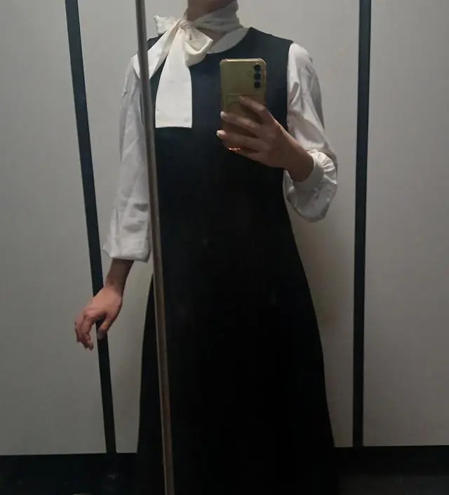 블라우스가 크고 편해요! 다만 시스루 블라우스라고 하기엔 소재가 약간 답답하고 일반