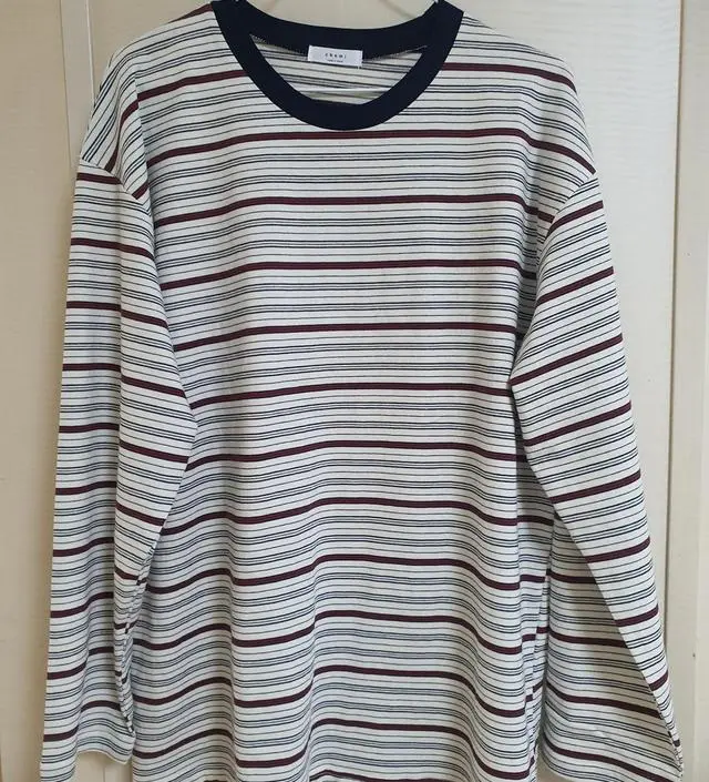 넉넉한 오버핏 티셔츠입니다  아이보리 칙칙하지.않고 화사해보여요  단품으로도 괜찮고