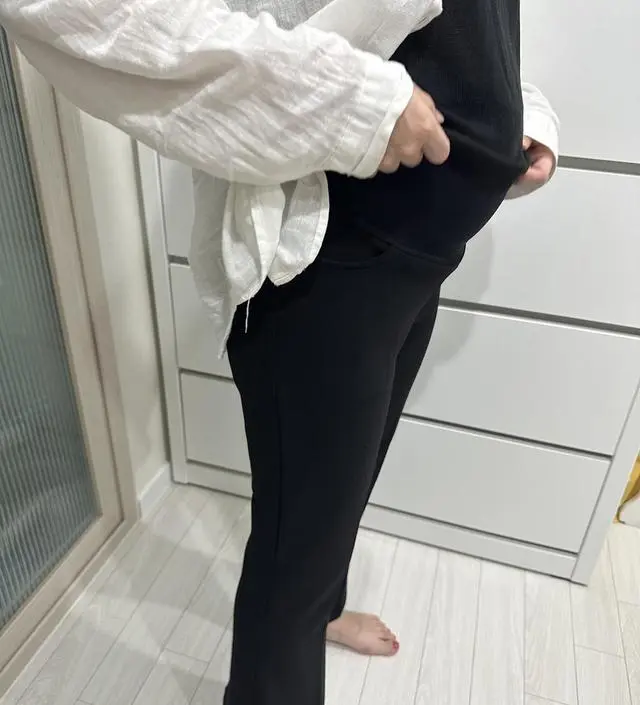 19주차부터 사서 입기 시작했는데 처음엔 흘러 내리더니 이제 맞기 시작했어요. 배에 답