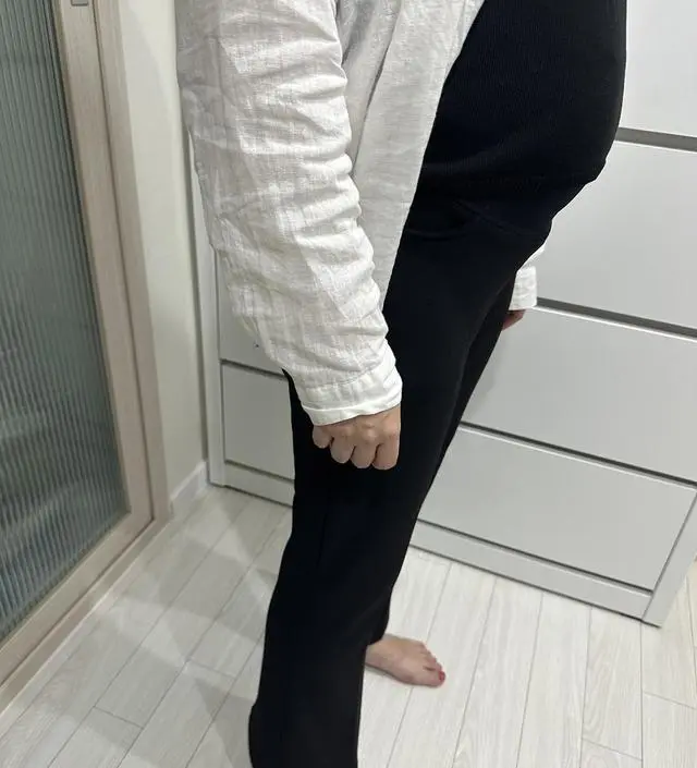 19주차부터 사서 입기 시작했는데 처음엔 흘러 내리더니 이제 맞기 시작했어요. 배에 답